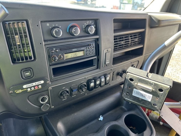 2014-chevrolet-express-paratransit-bus-image-17