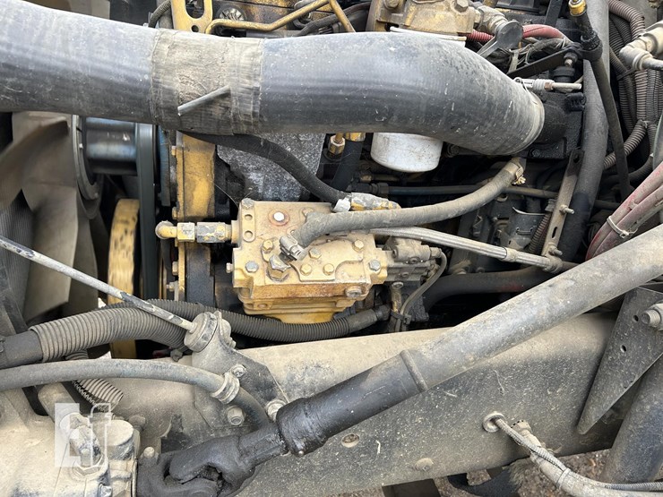 2004-freightliner-fl70-image-18