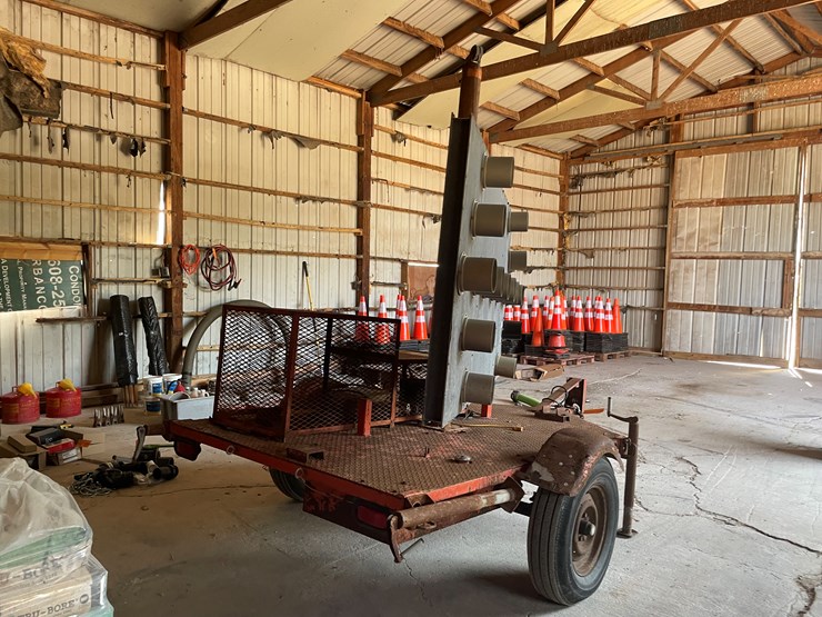 #1048-•-towable-arrow-board-image-12