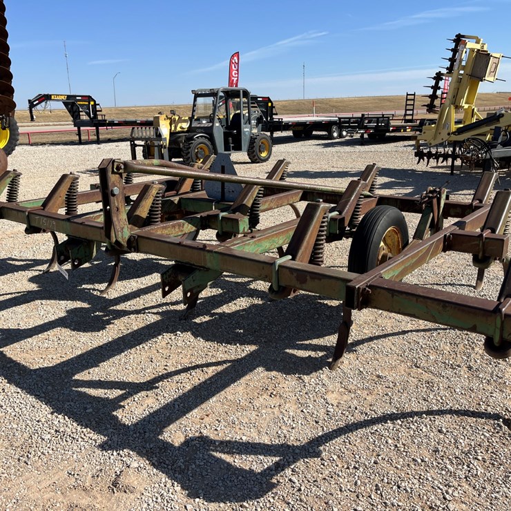 #T15179 • John Deere Chisel Plow
