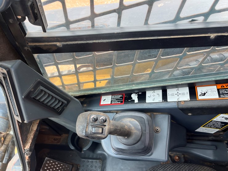 2010-deere-333d-image-14