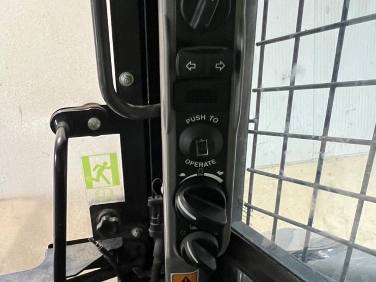 2023-new-holland-c332-image-24