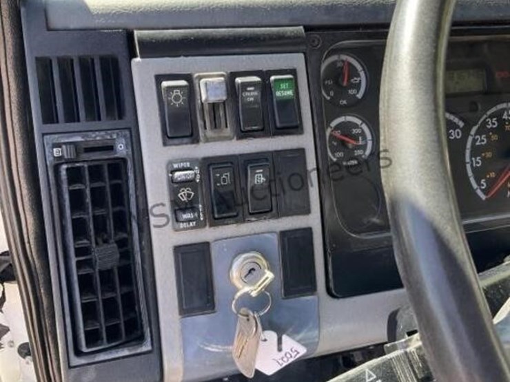 2003-freightliner-fl80-image-22