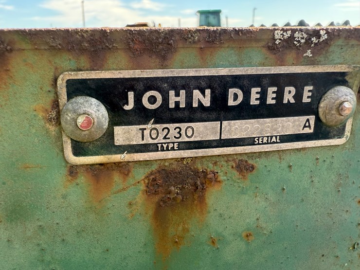 john-deere-230-image-17