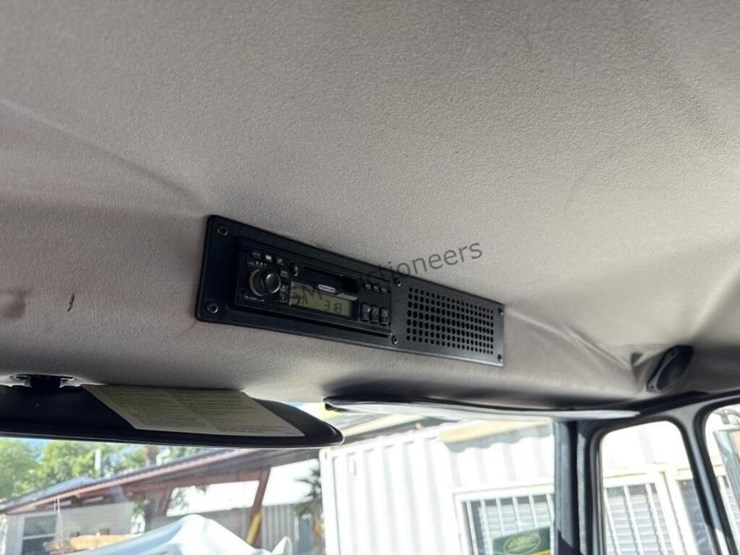 2004-freightliner-fl70-image-25