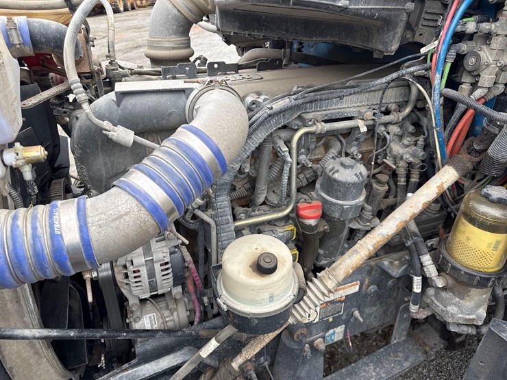 2018-peterbilt-567-image-12