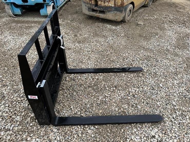 kivel--42"-skid-steer-pallet-forks-image-4