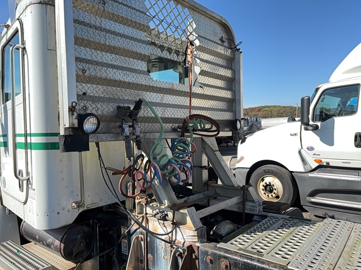 2014-peterbilt-330-image-11