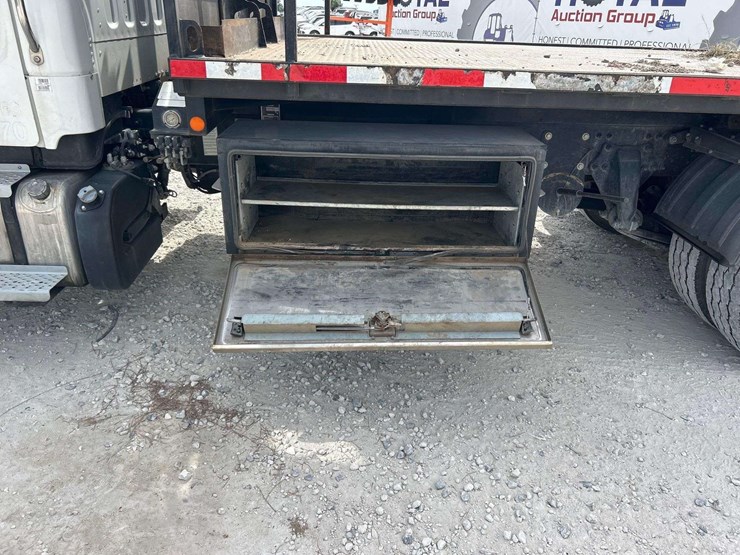 2018-freightliner-m2-106-lay-flat-roll-back-truck-image-23