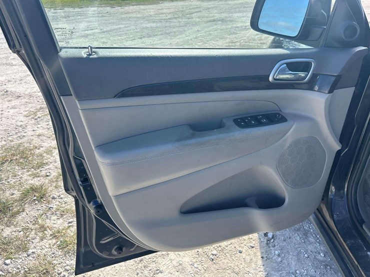 2013-jeep-grand-cherokee-laredo-image-13