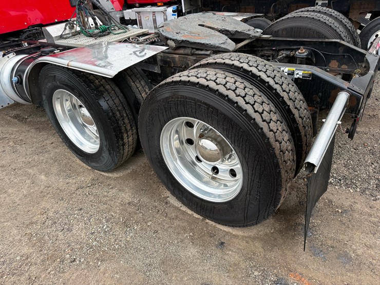 2017-peterbilt-567-image-8