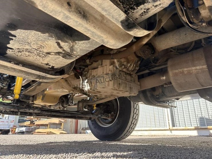 2004-freightliner-fl70-image-34