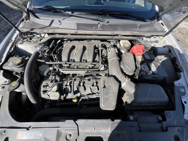 2017-ford-taurus-sedan-image-13