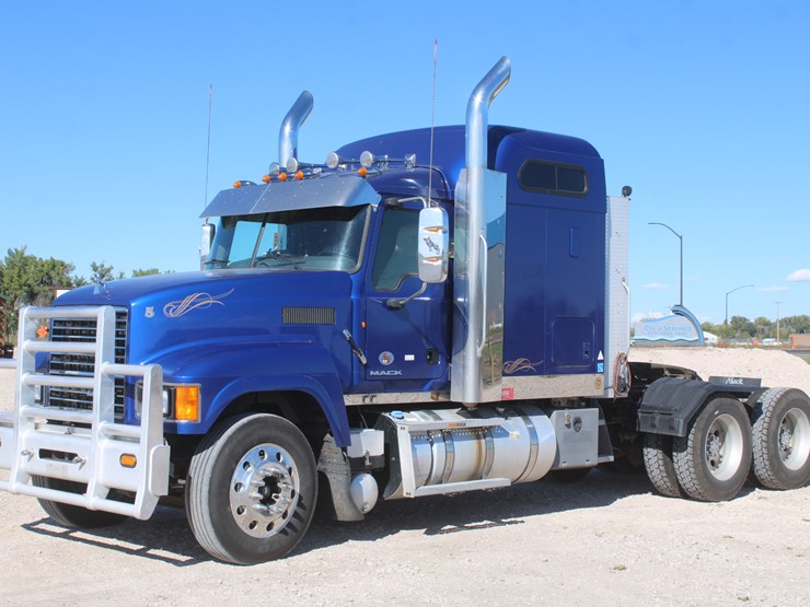 #2045-•-#2045--2013-mack-chu613-semi-tractor-image-1