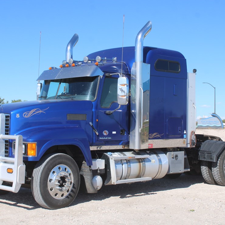 #2045 • #2045- 2013 MACK CHU613 SEMI TRACTOR