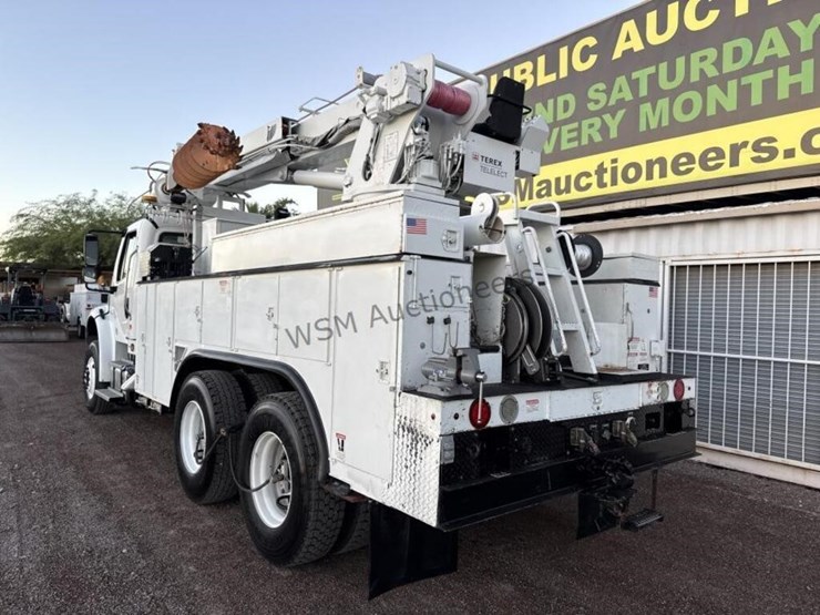 2012-freightliner-m2-106-image-9