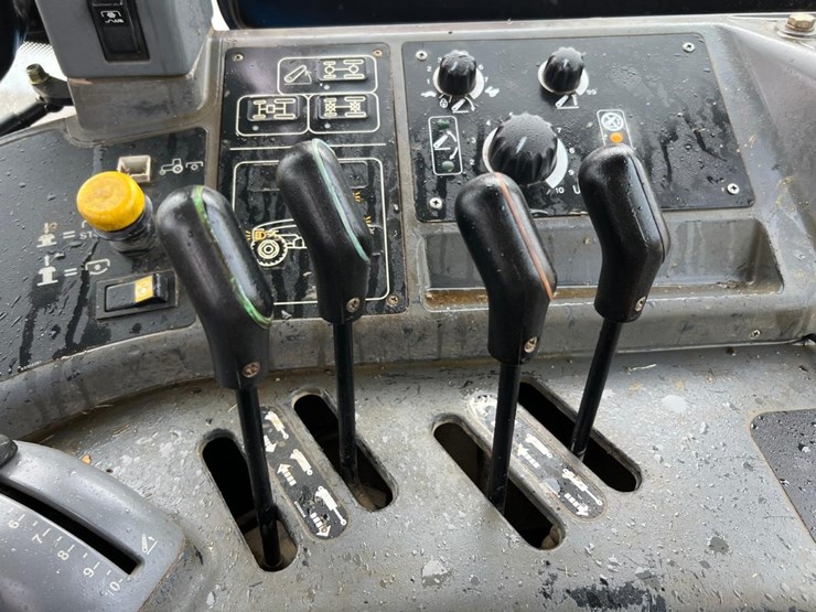 new-holland-tm150-image-31