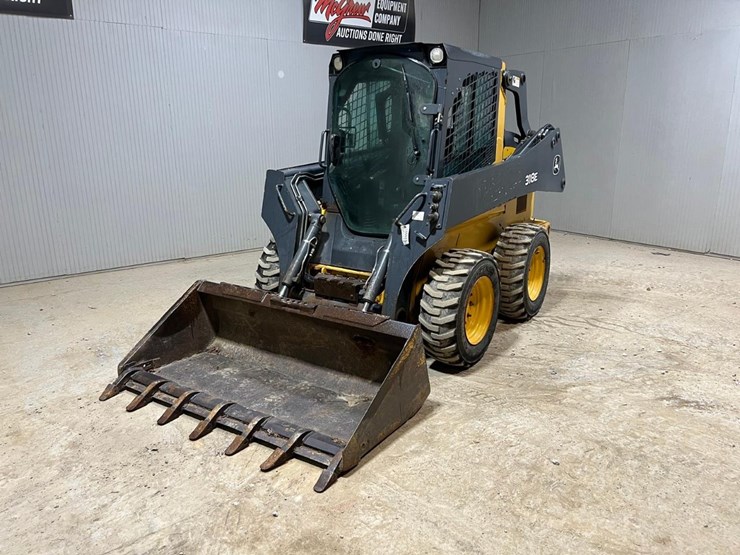 2025-deere-318e-image-2