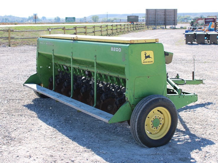 john-deere-8200-image-1