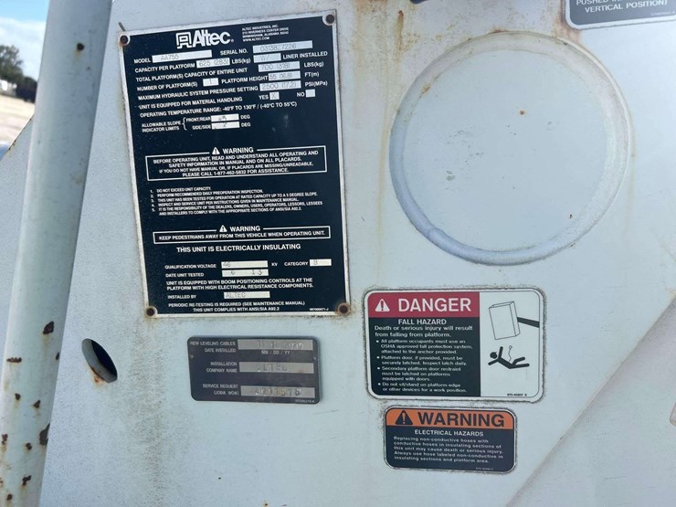 2013-freightliner-m2-106-altec-aa755-55ft-bucket-truck-image-23