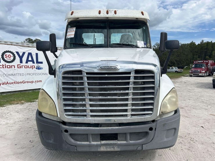 2015-freightliner-cascadia-125-image-16