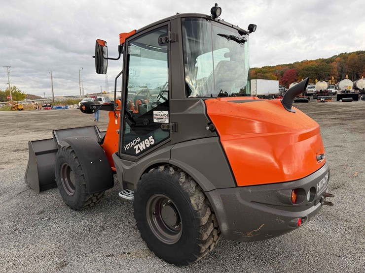 2023-hitachi-zw95-image-5