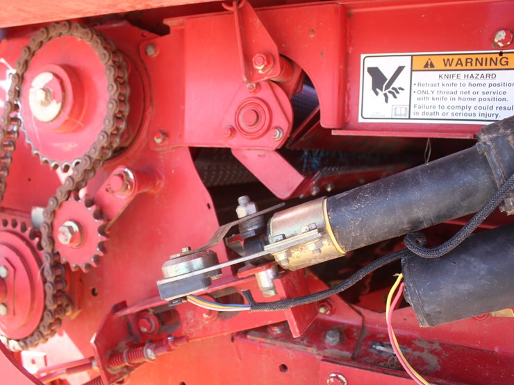 new-holland-br780-image-27