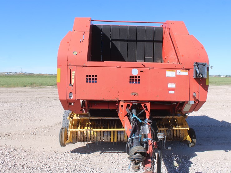 new-holland-br780-image-36