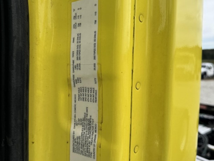 2018-freightliner-cascadia-126-image-13