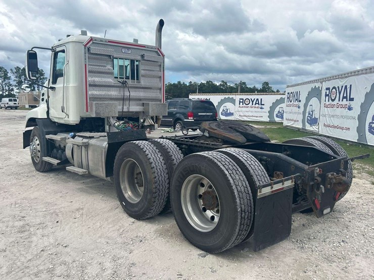 2014-mack-cxu613-t/a-wet-kit-day-cab-truck-tractor-image-4