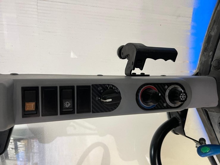 new-holland-t4.75-image-28