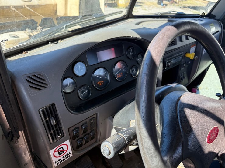 2012-peterbilt-348-image-7