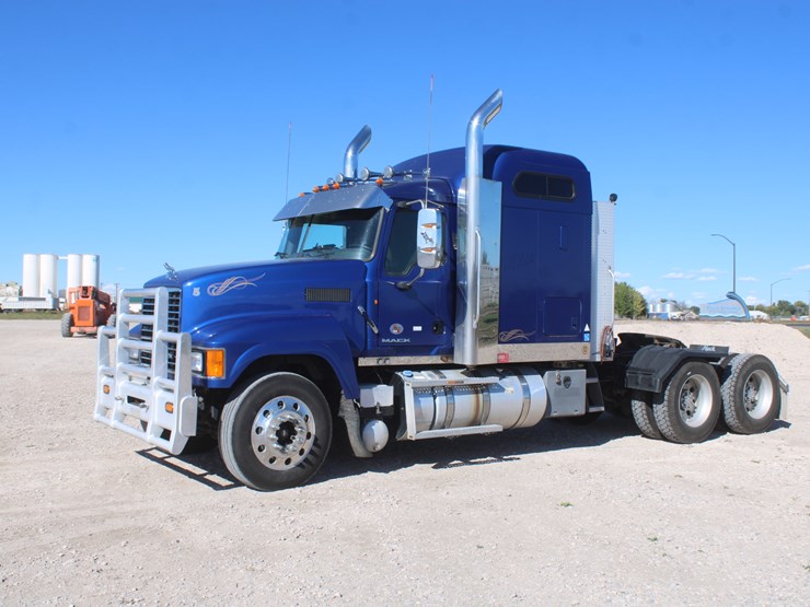 #2045-•-#2045--2013-mack-chu613-semi-tractor-image-12