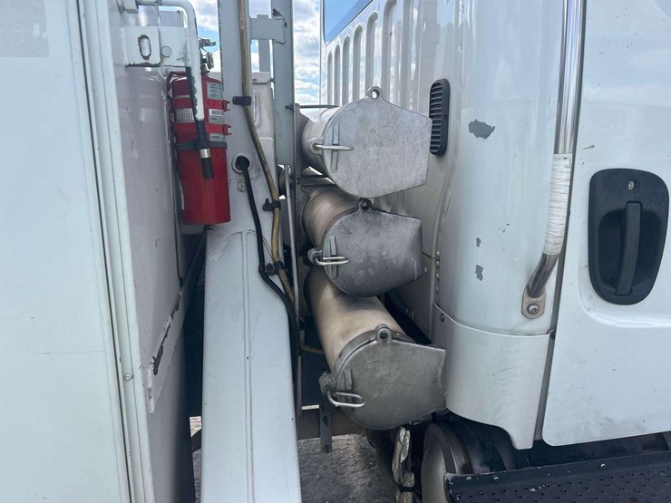 2016-freightliner-m2-106-altec-am50-50ft-bucket-truck-image-33