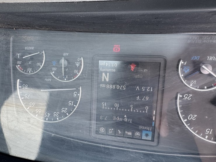 2018-freightliner-cascadia-126-image-10