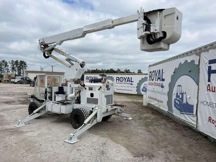 woodchuck-altec-at37g-37ft-insulated-rover-bucket-lift-image-4