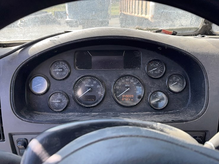 2014-peterbilt-330-image-15