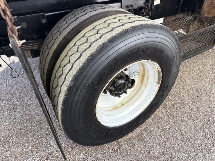 2004-freightliner-fl70-image-11