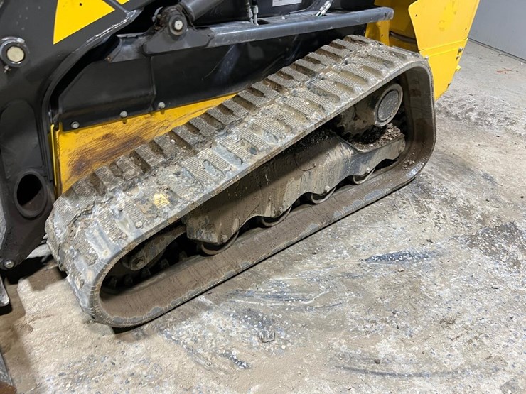 2023-new-holland-c332-image-12