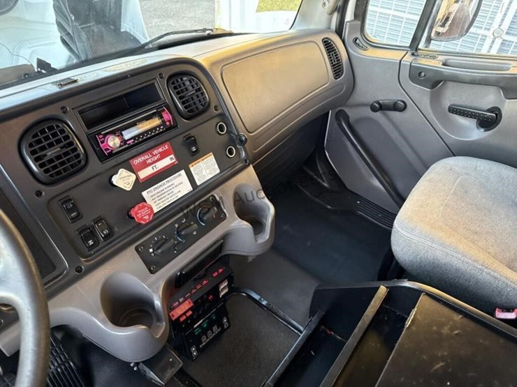 2012-freightliner-m2-106-image-51