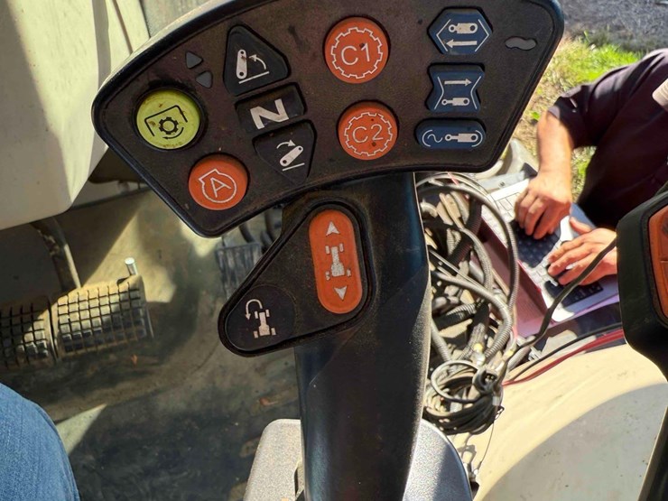 2021-massey-ferguson-7720s-dyna-6-tractor-image-9