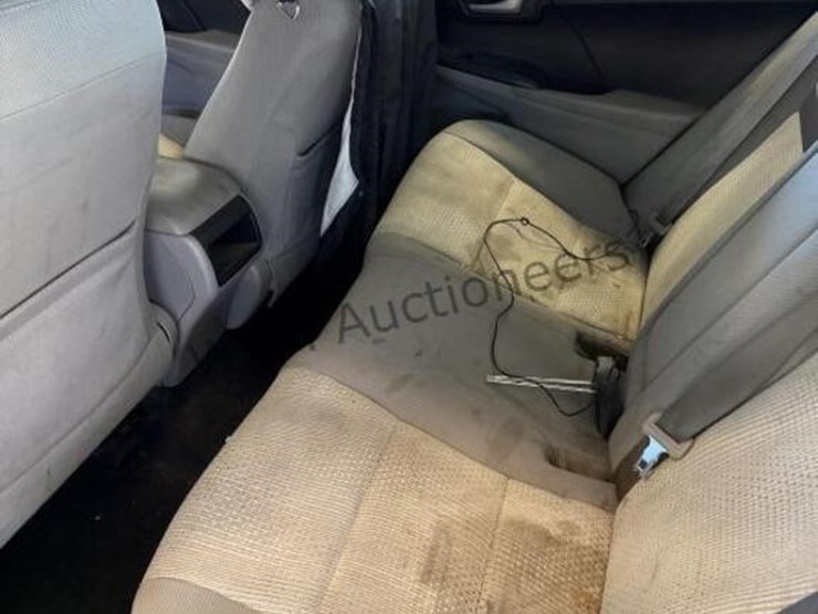 2014-toyota-camry-sdn-image-22