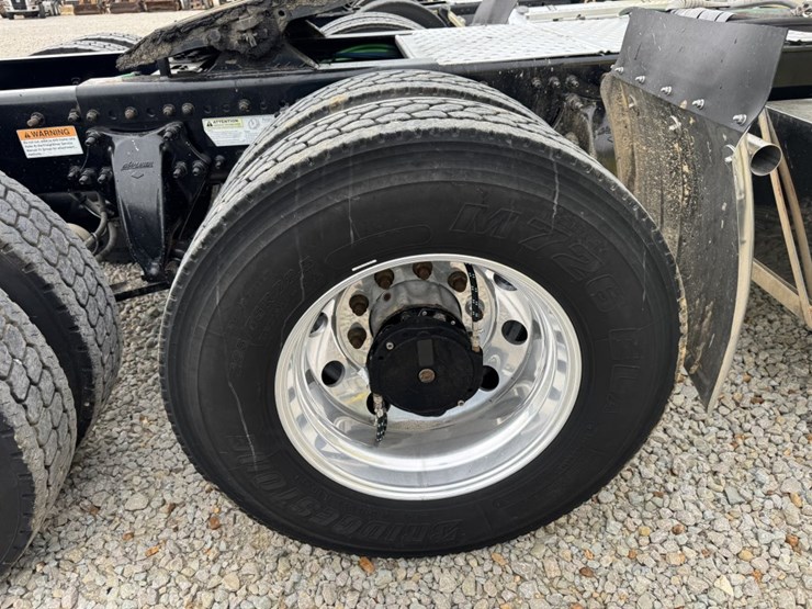 2018-freightliner-cascadia-126-image-4