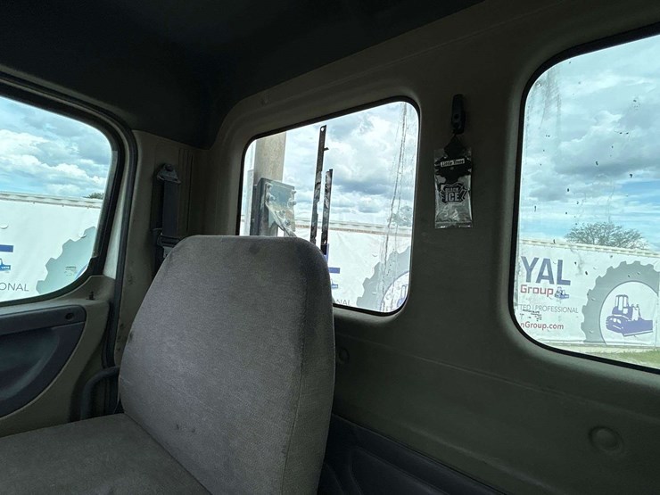 2015-freightliner-cascadia-125-image-28