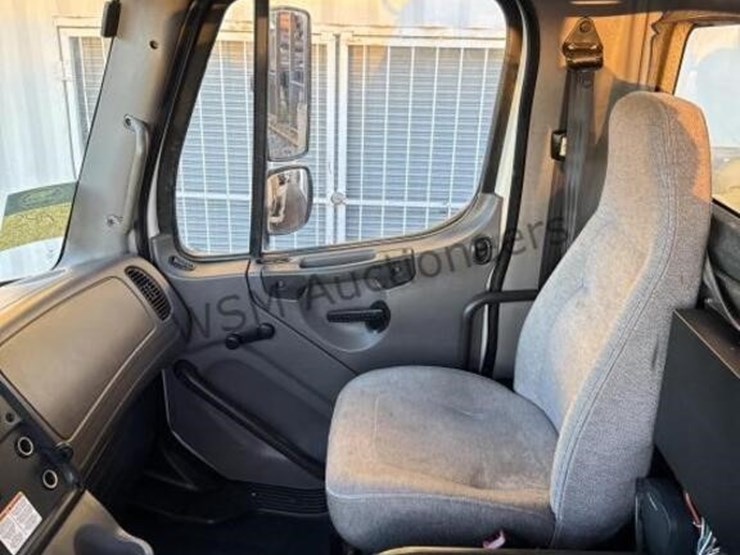 2012-freightliner-m2-106-image-55