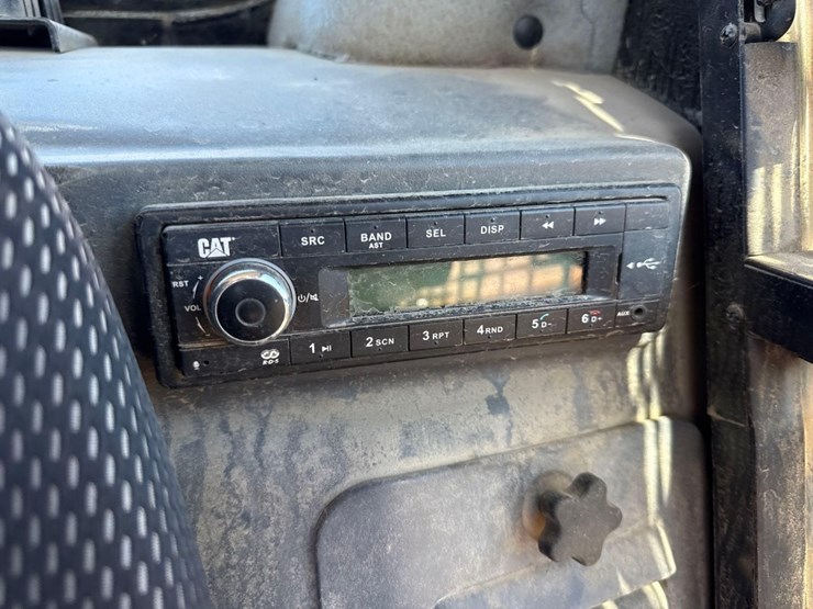 2022-caterpillar-299d3-image-35