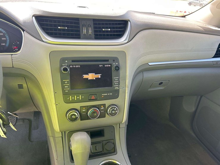 2017-chevrolet-traverse-ls-image-15