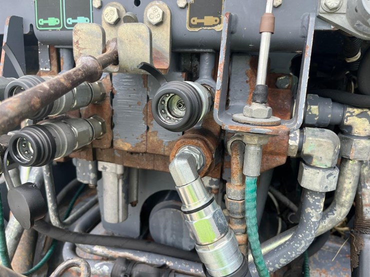 new-holland-tv140-image-17