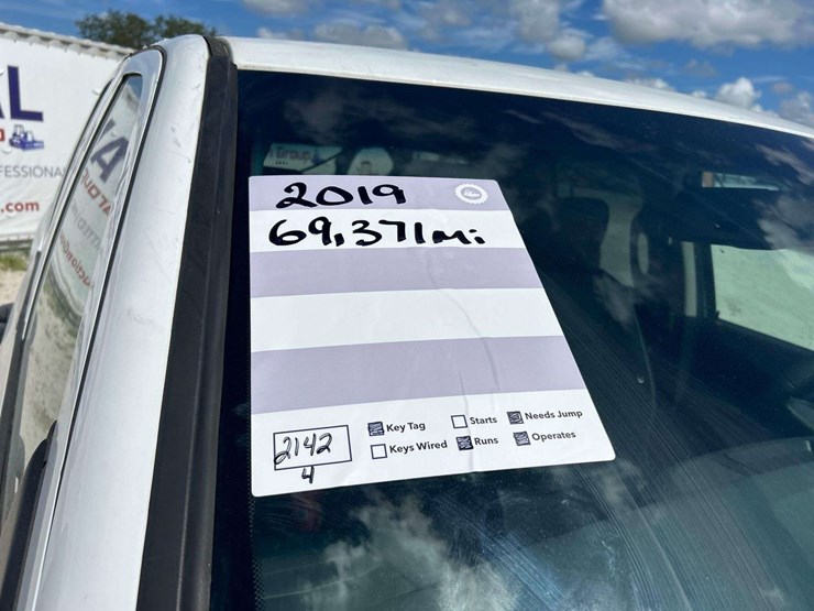 2019-ram-1500-classic-image-23