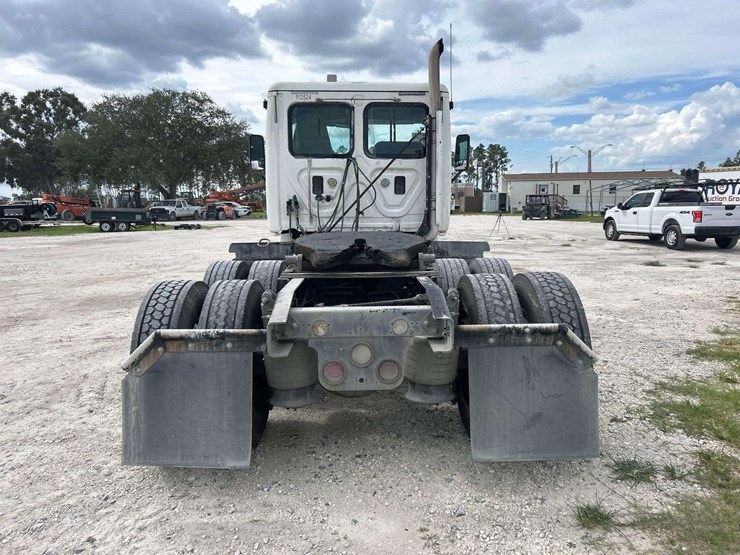 2015-freightliner-cascadia-125-image-18